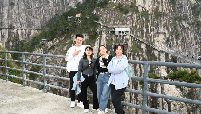 ag亚娱风管销售中心员工在安徽明堂山景区照片