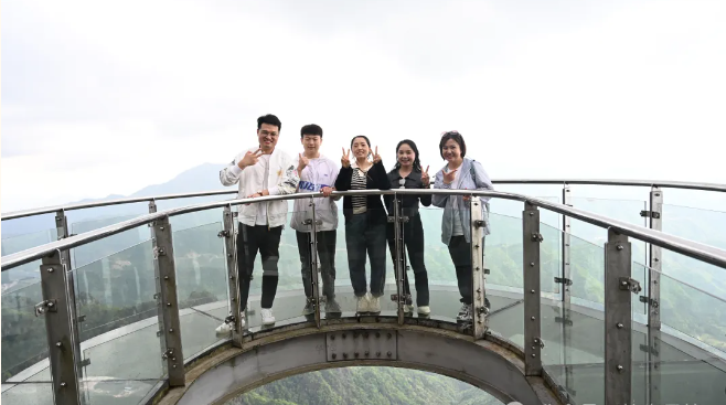 ag亚娱风管销售中心员工在安徽明堂山景区照片