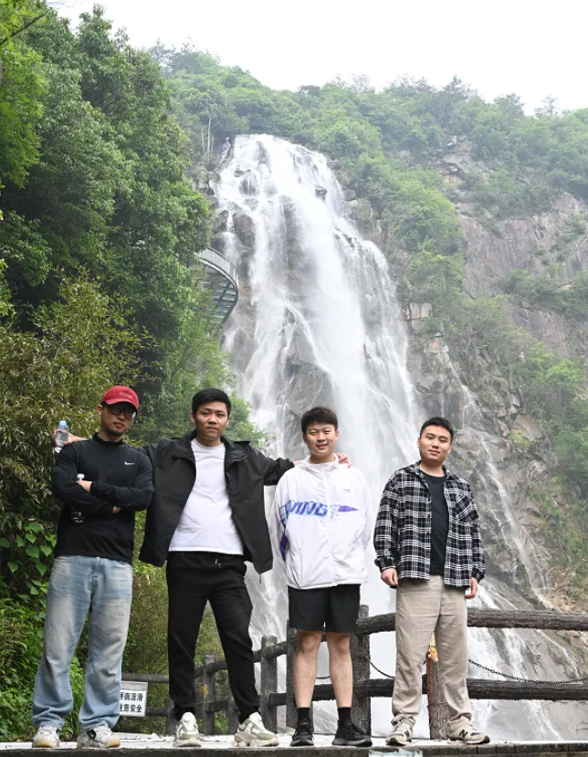 ag亚娱风管销售中心员工在安徽明堂山景区照片